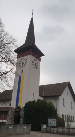 Kirche Heimberg mit Ukraine-Flagge